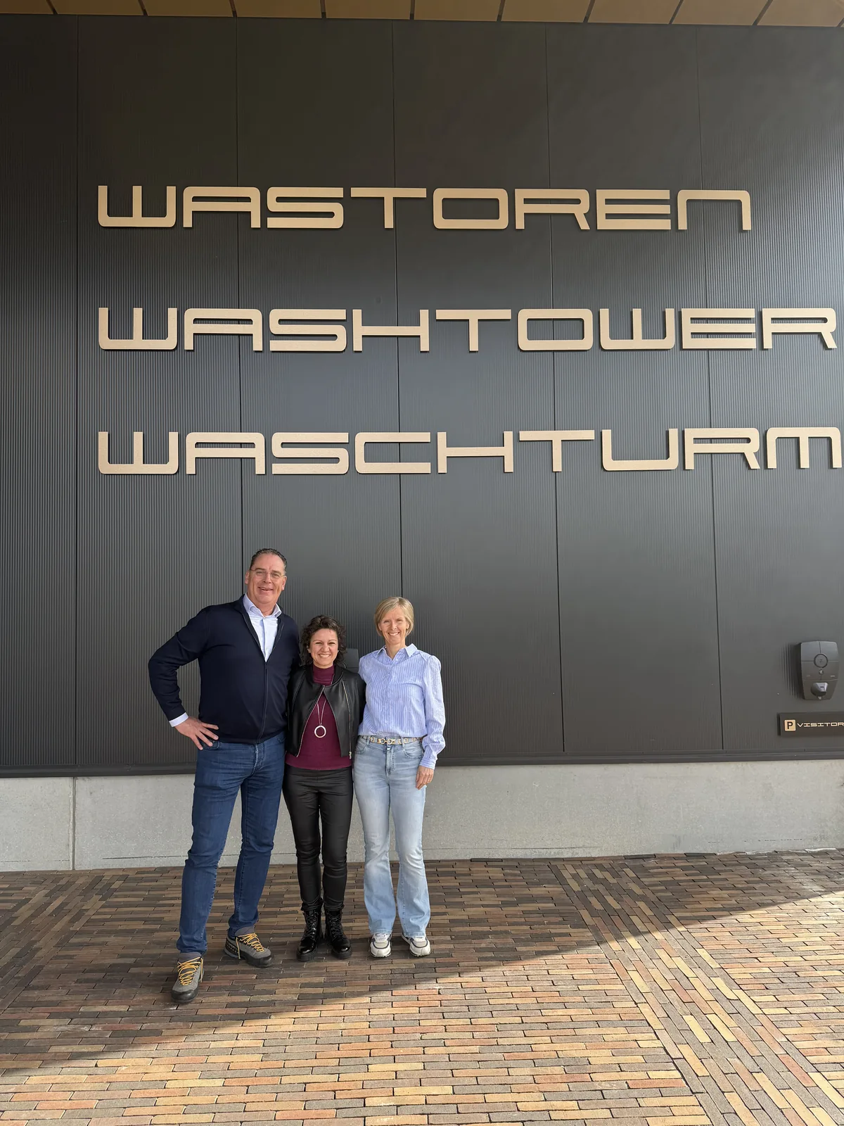 Anita Szinna mit den Washtower-Partnern vor dem Firmengebäude