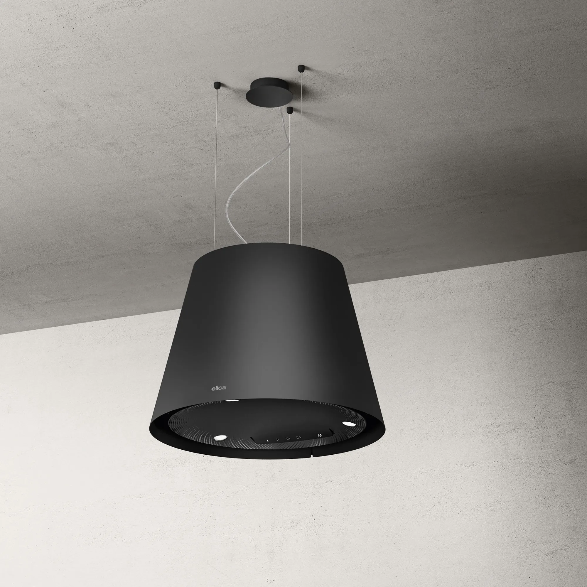 Schwarze, hängende Elica Easy UX Dunstabzugshaube vor einer hellen Wand