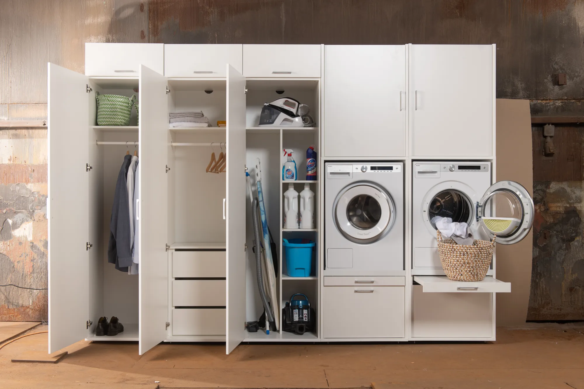 Grosse weisse Washtower Schrankwand mit geöffneten Staufächern, Geräten und Wäschekorb